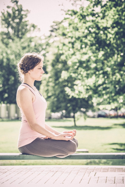 年轻女子在做瑜伽姿势图片下载