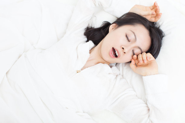 一个日本女人在床上打哈欠图片下载