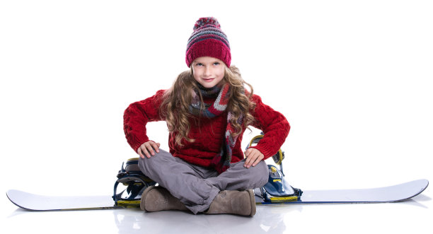 带着蓝色滑雪板的卷发微笑的小女孩。图片下载