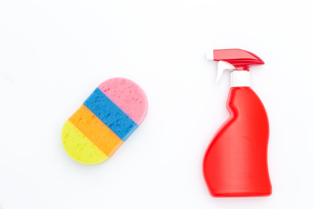 一瓶洗涤剂和清洁海绵图片下载