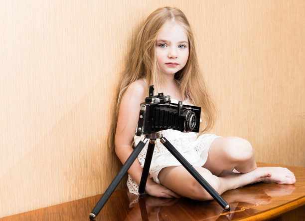 穿白裙子的小女孩带着相机图片下载