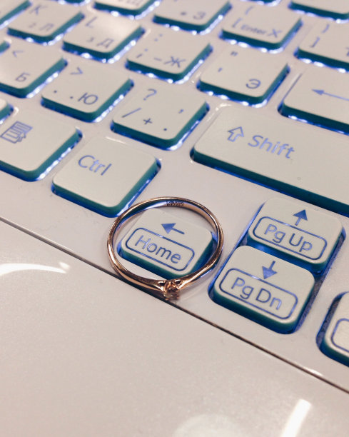 键盘上的订婚戒指图片下载