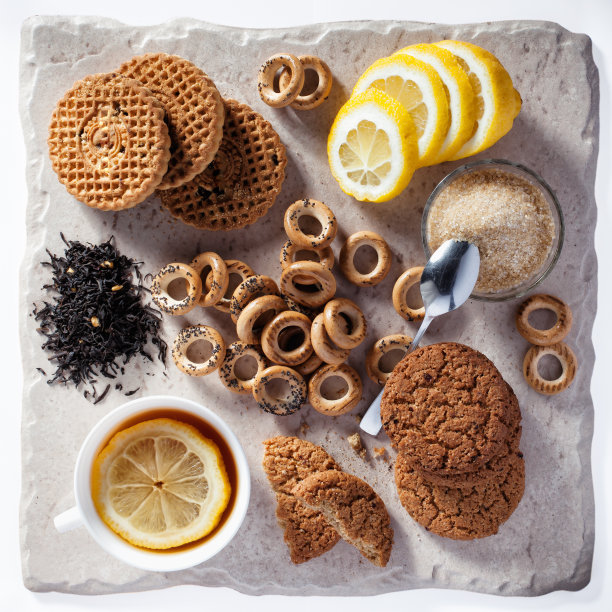 一杯柠檬茶，方向盘，桌上还有饼干图片下载