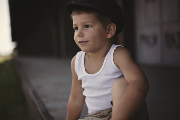 一个男孩的肖像图片下载