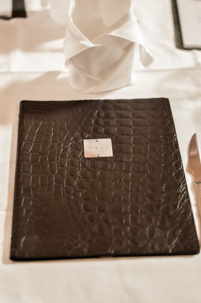 餐桌上的菜单上有刀和餐巾图片下载