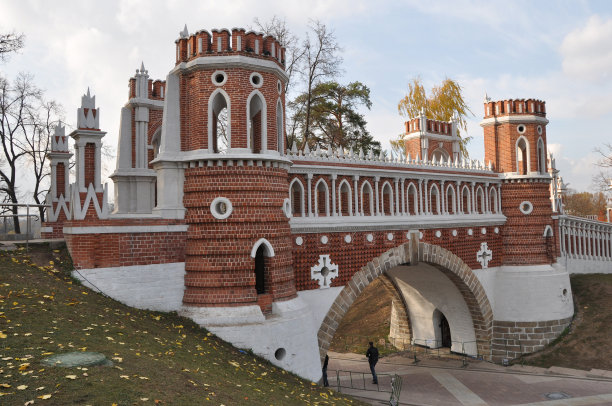 博物馆保护区“Tsaritsyno”。奇特的桥。图片下载