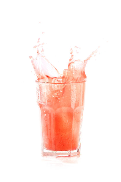五颜六色的红色鸡尾酒和飞溅的科德角图片下载