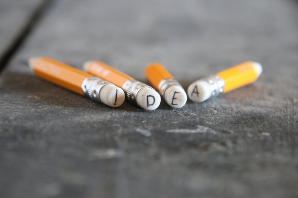 想法，黄色的铅笔和文字，创新的概念。图片下载