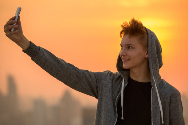 少年在户外自拍图片下载