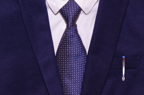 西装革面，口袋里装着笔图片下载