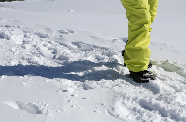 走在雪图片下载
