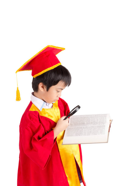 好奇的红袍男孩的肖像，孩子毕业图片下载