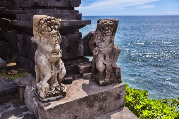 靠近进入一个神圣的地方的印度教雕像。巴厘岛。图片下载