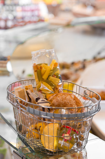 杂货店。购物车里装满了不同的食物图片下载