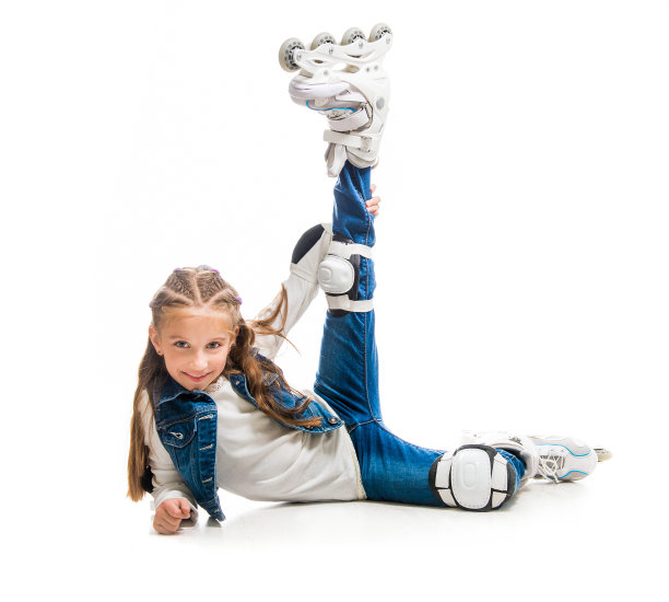 可爱的少女坐在旱冰鞋上图片下载