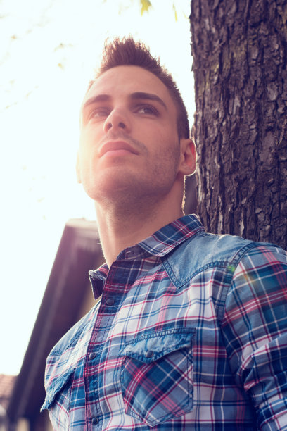 日落时分，年轻人在户外，太阳就在他身后图片下载