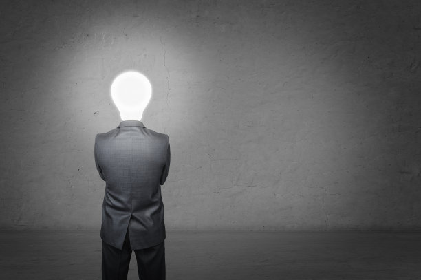 一个穿着西装的人站在他的后背，在图片下载