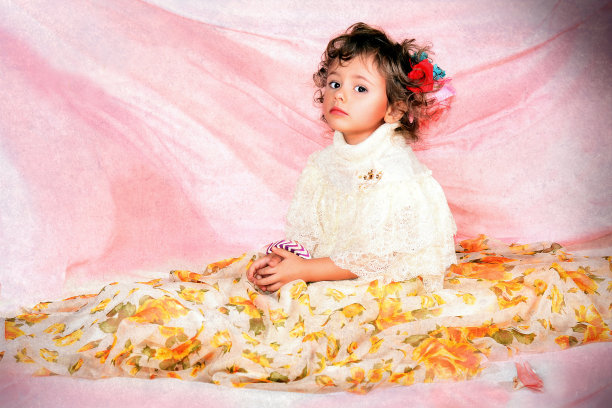 头发上戴着花的漂亮小女孩图片下载