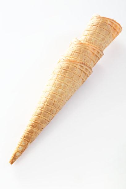 白色背景上的甜筒冰淇淋图片下载