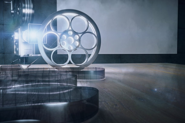 老式的电影摄像机和胶片放在木桌上图片下载