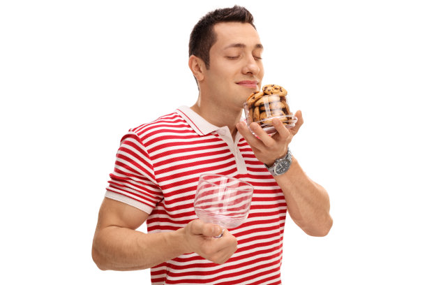 一个男人在闻一罐饼干图片下载