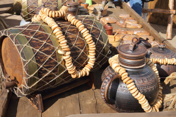 桶和壶放在桌子上图片下载