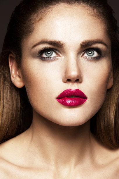 特写美丽的女人与明亮的化妆图片下载