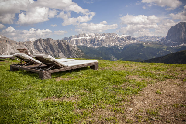 山上的太阳椅图片下载