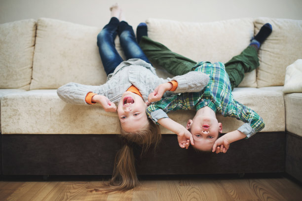 男孩和女孩傻瓜颠倒图片下载