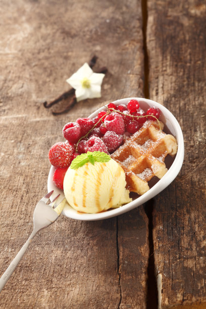 华夫饼配冰淇淋和浆果图片下载