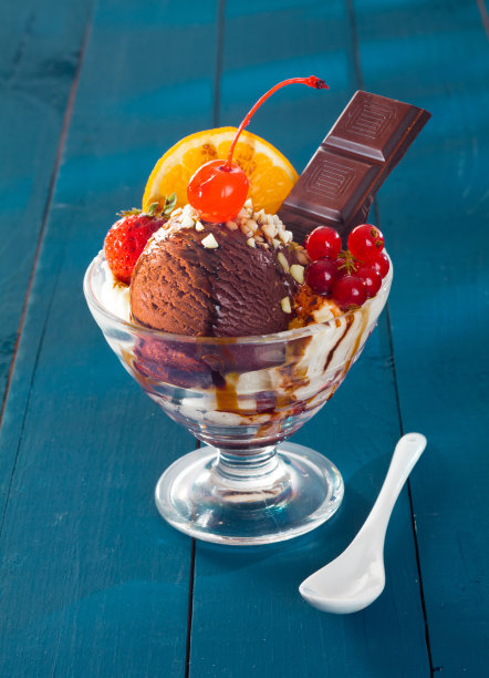 五彩缤纷的热带巧克力甜点图片下载