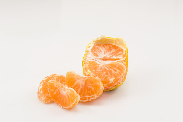 白色背景上的几片橘子图片下载
