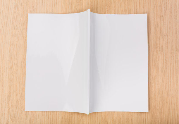 空白目录，杂志，书的模型上的木材背景图片下载