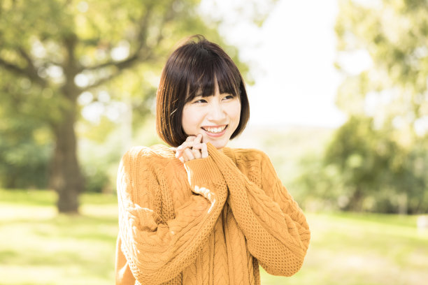 大自然中的美丽女人图片下载