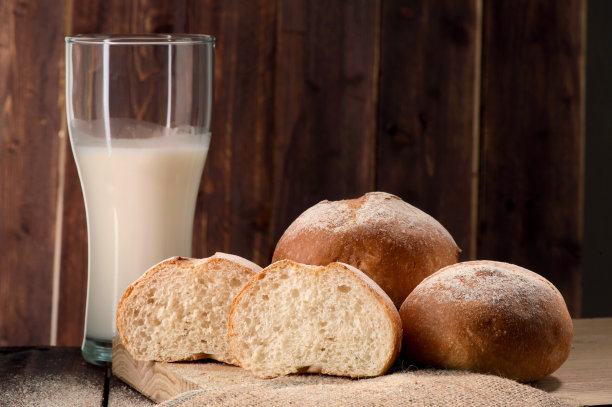 小面包和一杯牛奶图片下载