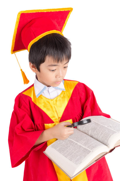 好奇的红袍男孩的肖像，孩子毕业图片下载