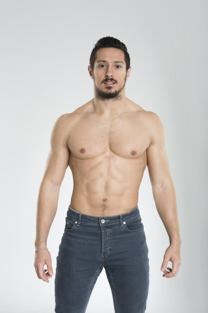 肌肉发达的男人图片下载