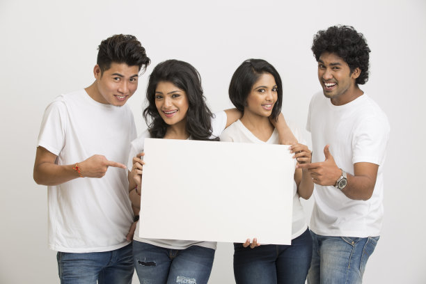 一群快乐欢快的朋友捧着白板图片下载