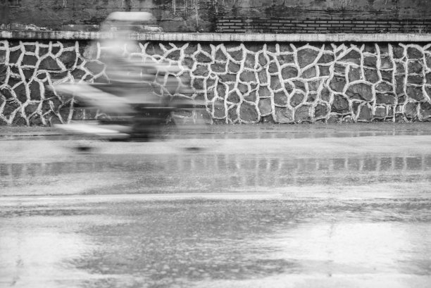 路上的骑手图片下载