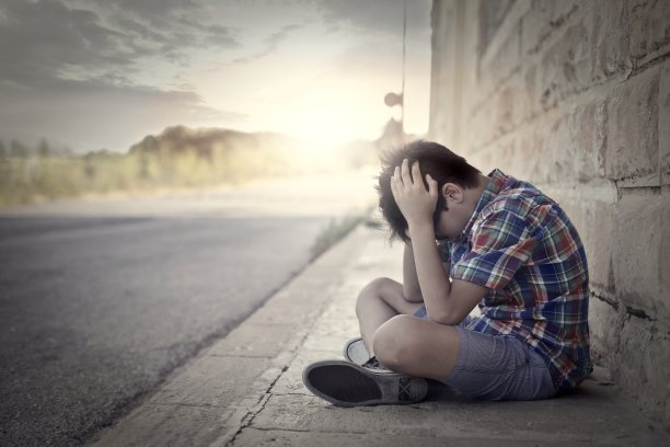 悲伤的孩子图片下载