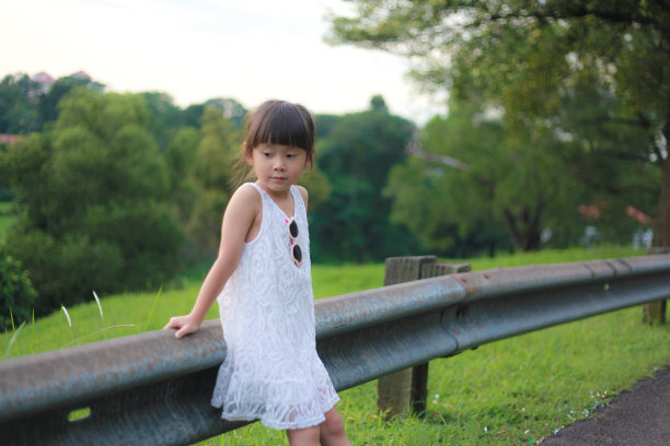 路边的女孩图片下载