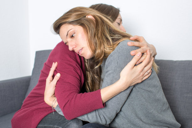 女友之间的拥抱图片下载