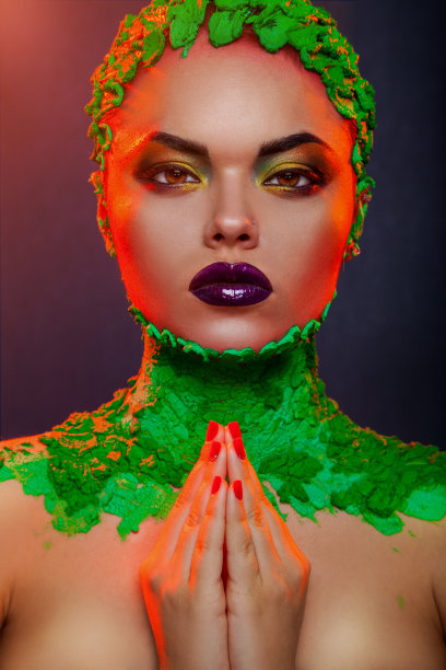 垂直图片的性感女人与不寻常的化妆图片下载