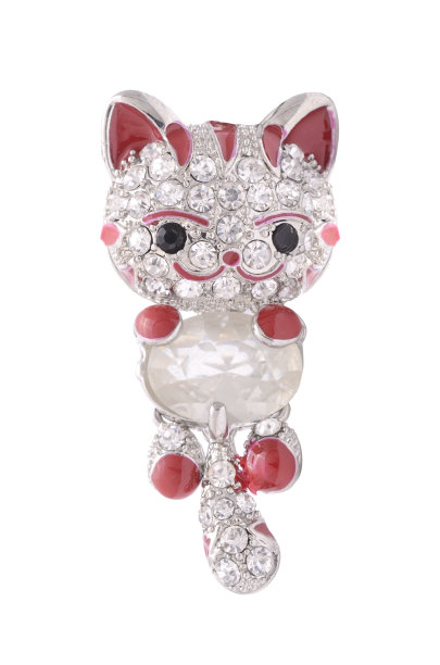 银胸针小猫与宝石孤立在白色图片下载