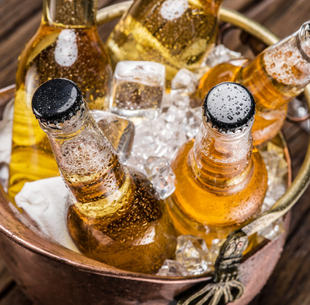 铜桶里装着冰凉的啤酒。图片下载