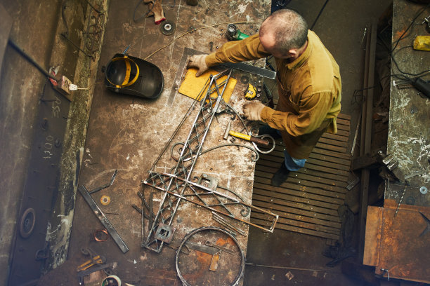 师傅手工制作金属制品图片下载