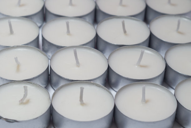 很多白色的蜡烛图片下载