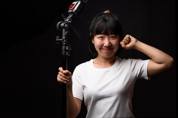 一个亚洲女人的户外照片图片下载