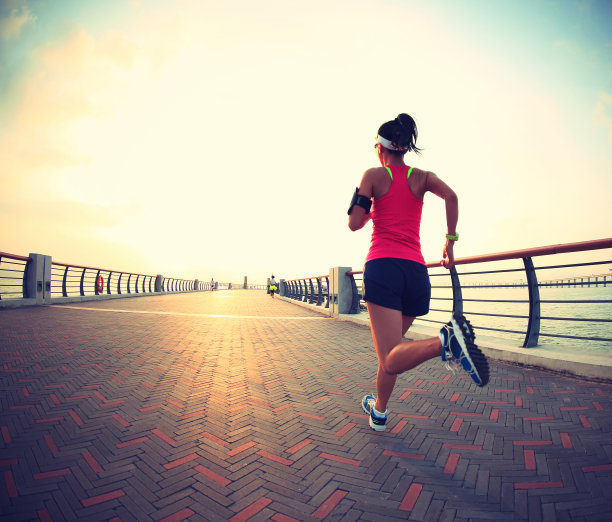 年轻的健身女运动员在海边跑步素材图片