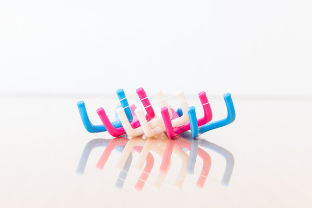 木制背景上的牙线图片下载